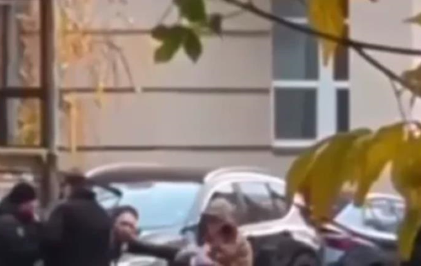 В центре Киева  бусифицировали  учителя: ТЦК разъяснил ситуацию