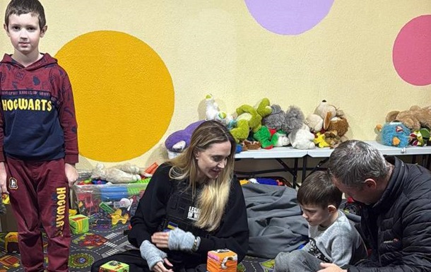 Джоли в Украине: поход в ТЦК и встреча с детьми