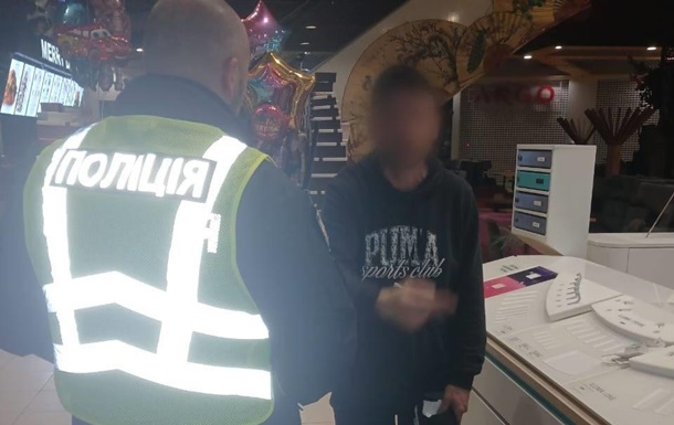 В Киеве мужчина бросил страйкбольную гранату в торговом центре