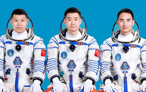 Китайські астронавти застрягли на орбіті після удару космічного сміття