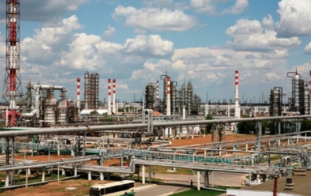 Волгоградский НПЗ приостанавливает работу после атаки дронов - СМИ