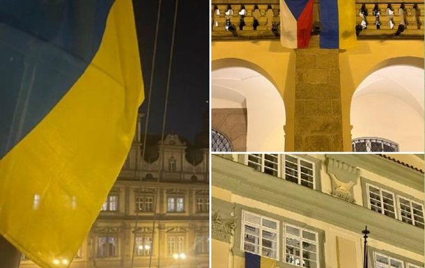 У Чехії спікер парламенту зняв з будівлі прапор України. Тепер їх там три
