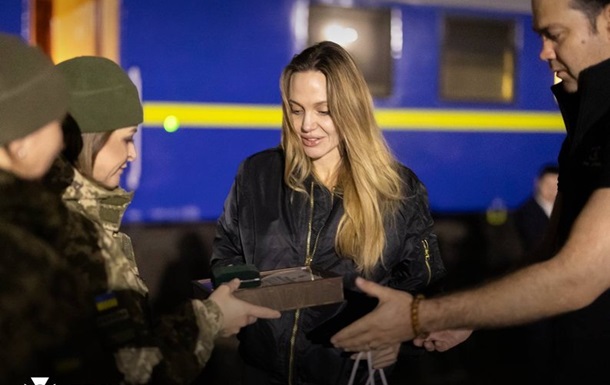 Анджелина Джоли покинула территорию Украины