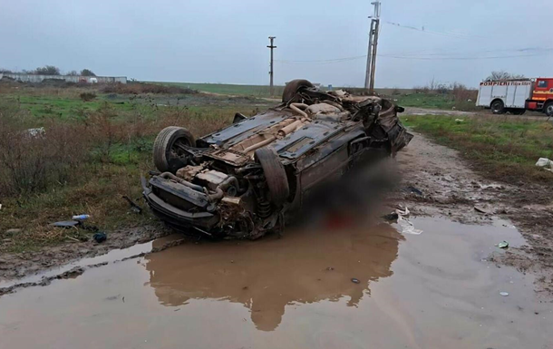 В Румынии поезд раздавил на переезде автомобиль с людьми