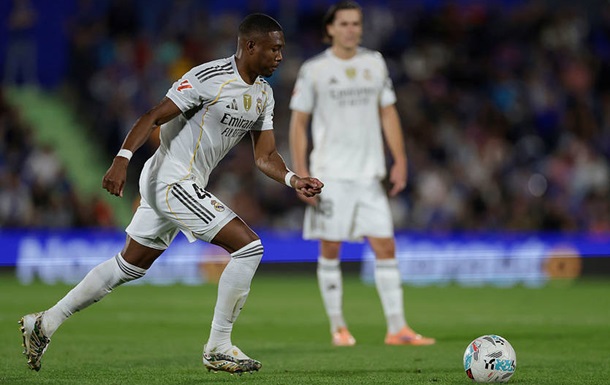 Давид Алаба готовится выйти на поле после травмы