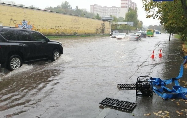 В Україні попередили про ускладнення руху транспорту через зливи