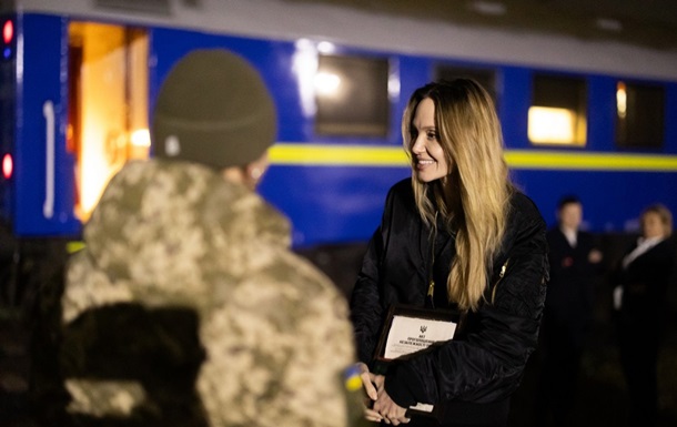 Анджелина Джоли поделилась впечатлениями после визита в Украину