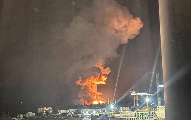 В Новороссийске горит нефтебаза
