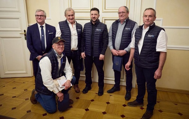 Зеленский встретился с рыбаками из Франции, передающим антидроновые сетки