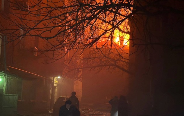 У Дніпрі через обстріл поранені двоє людей, виникли пожежі