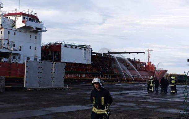 В Измаиле потушили пожар на борту газового танкера