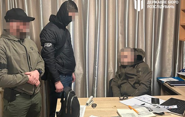 Посадовець одеської Військової академії вимагав гроші у курсантів 