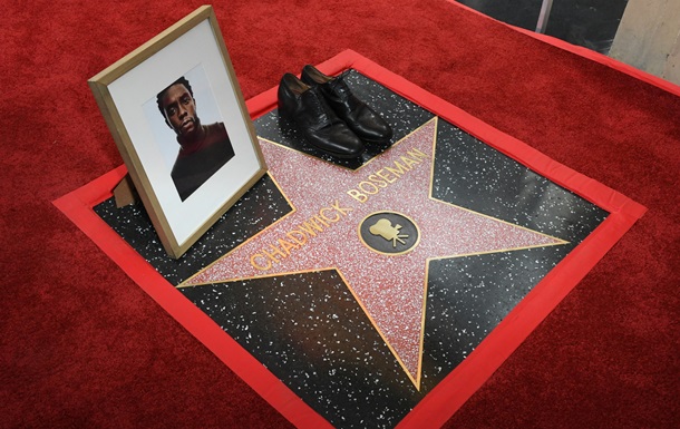 На Аллее славы открыли звезду Чедвика Боузмана: Голливуд почтил легенду