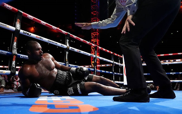 У Дюбуа прокомментировали отказ боксера от боя с выходом на Усика