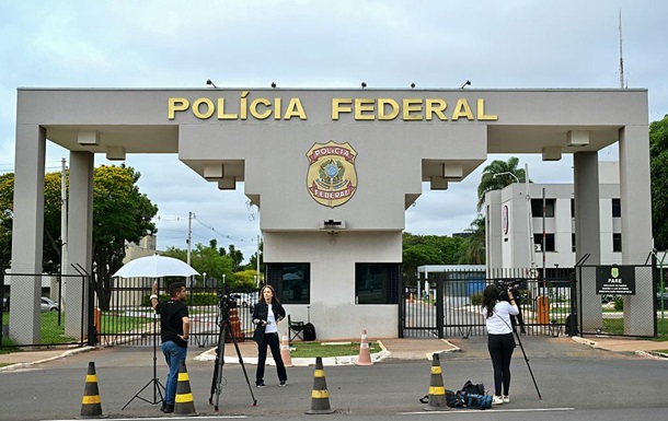 Экс-президент Бразилии пытался сломать электронный браслет паяльником