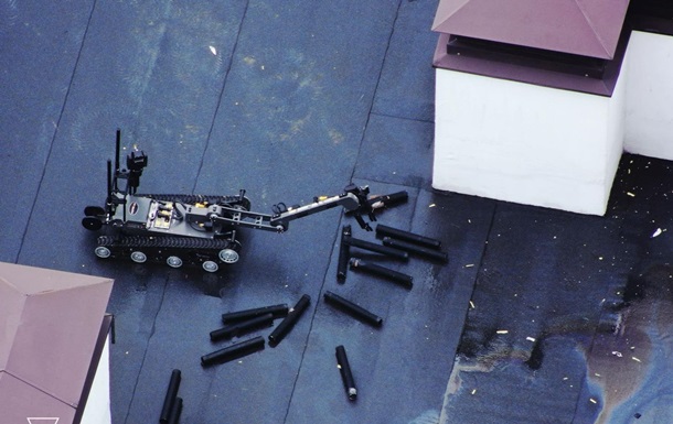 Кассетные боеприпасы на крыше высотки в Вышгороде собирал робот