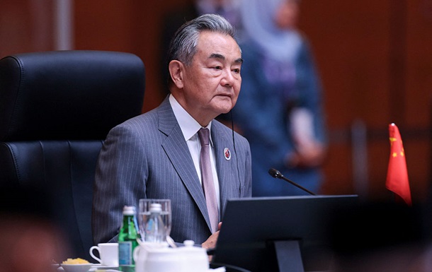 В РФ перед встречей Виткоффа и Путина приехал глава МИД Китая