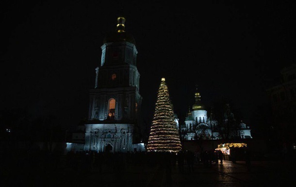 В столице засияла главная елка страны