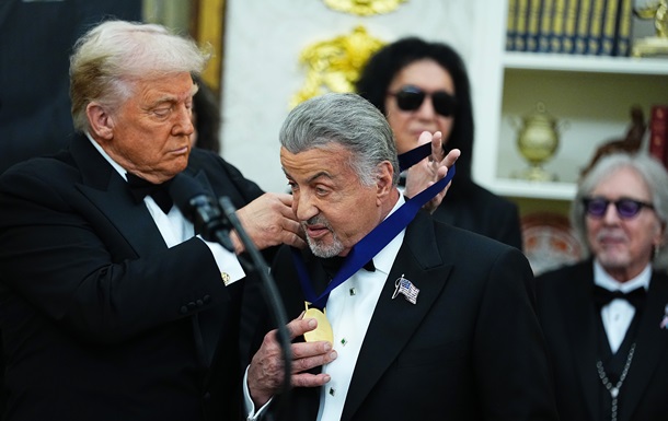 Сильвестр Сталлоне получил премию Центра Кеннеди из рук Дональда Трампа