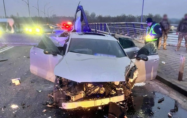 У Києві через ДТП перекрили рух біля мосту Метро