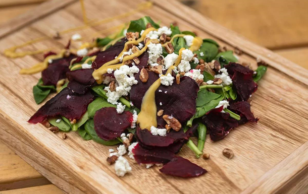 Пять простых рецептов салатов из свеклы и козьего сыра