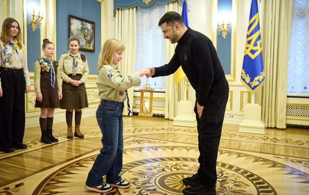 Зеленский принял Вифлеемский огонь мира от скаутов