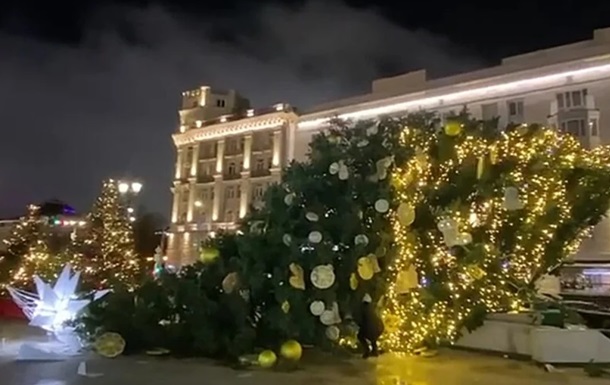 В Москве упала новогодняя елка