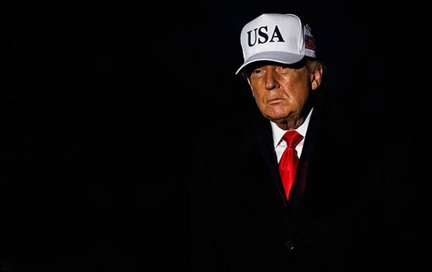 Новый опрос: рейтинг Трампа стремительно падает