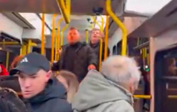 У Польщі двоє чоловіків побили українця у трамваї