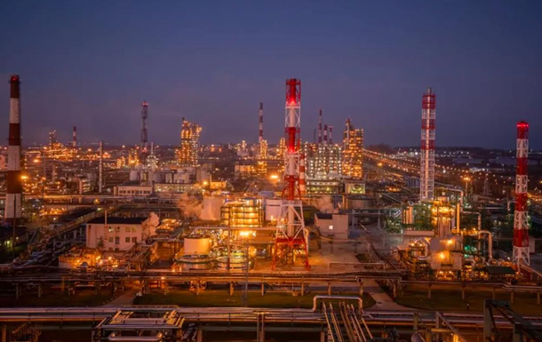 Один из крупнейших НПЗ России остановил работу после атаки дронов - СМИ