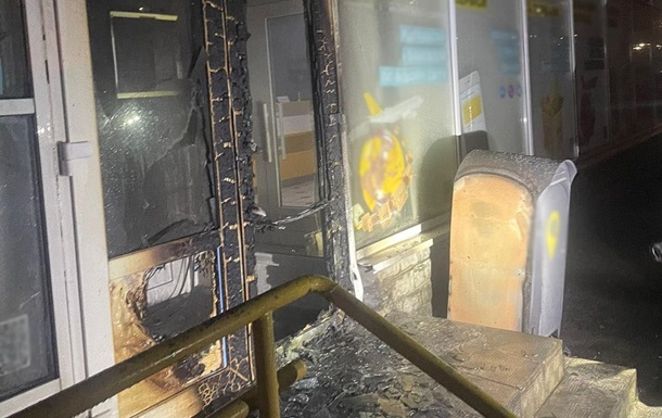 Считал, что помог СБУ: в Киеве молодой человек поджег отделение Укрпочты