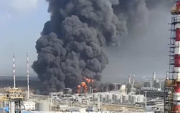 Своя рубашка ближе: США позволяют уничтожать нефтяную отрасль РФ