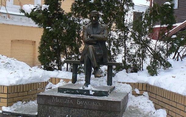 В Киеве демонтируют памятники Булгакову и Ахматовой