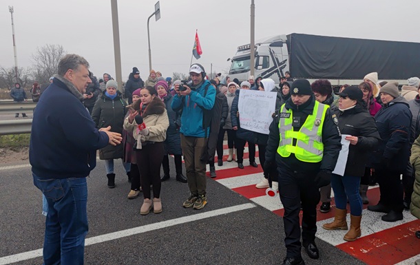 Під Житомиром перекрили трасу через компенсації за зруйновані оселі
