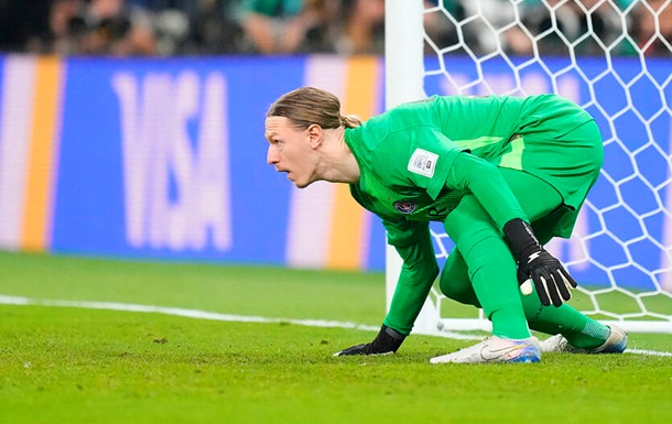 Сафонов, играя за ПСЖ, на пенальти сломал себе руку