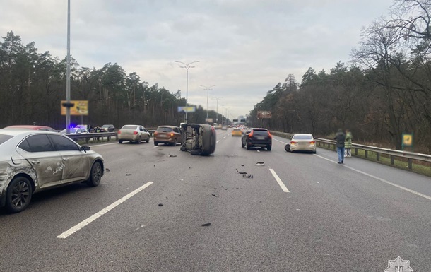 Под Киевом произошла масштабная авария с участием нескольких авто