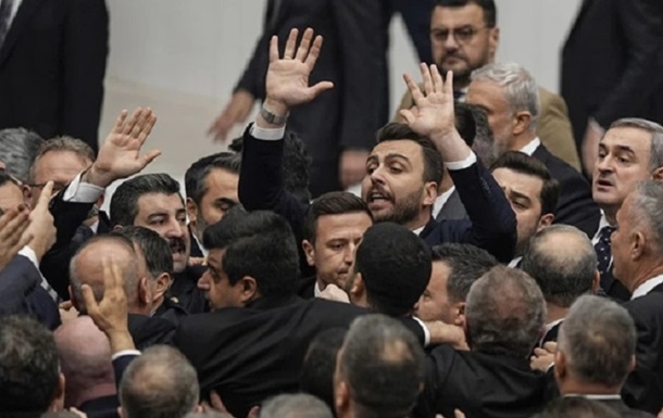 В турецком парламенте депутаты устроили драку