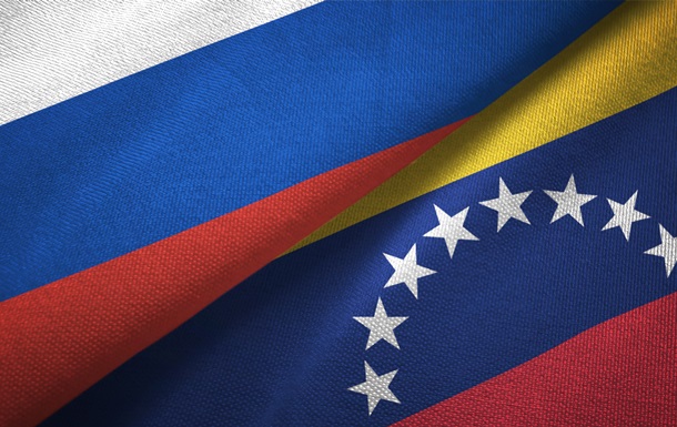 AP: Росія почала евакуацію родин співробітників посольства у Венесуелі