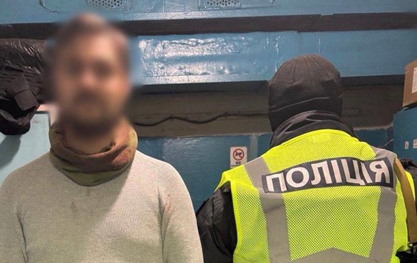 У метро Києва чоловік поранив ножем двох пасажирів