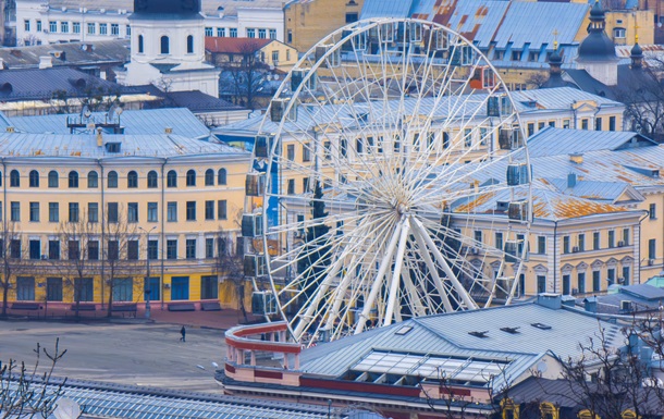 У Києві демонтують Колесо огляду на Подолі