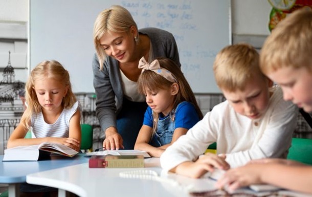 Кабмин повысит зарплаты учителям с января на 30%