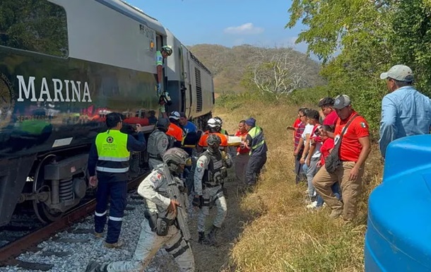 У Мексиці потяг зійшов із рейок: щонайменше 13 загиблих