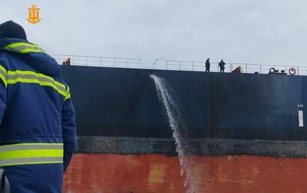 РФ нанесла удар по двум гражданским судам - ВМС