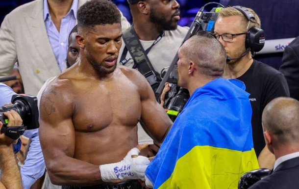 Усик выразил соболезнования Джошуа в связи с гибелью его тренеров