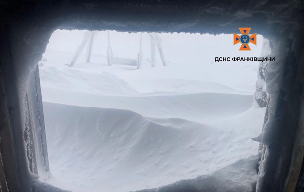 Перемети снігу понад метр: ДСНС застерігає від походів у високогір я