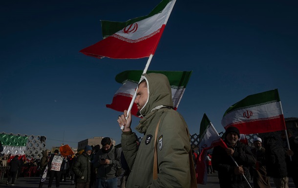 В Иране протестующие подожгли военную базу