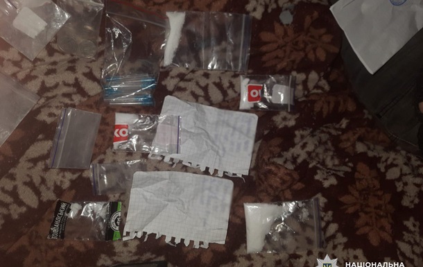 У Києві судитимуть жінку, яка збувала наркотики з вікна квартири