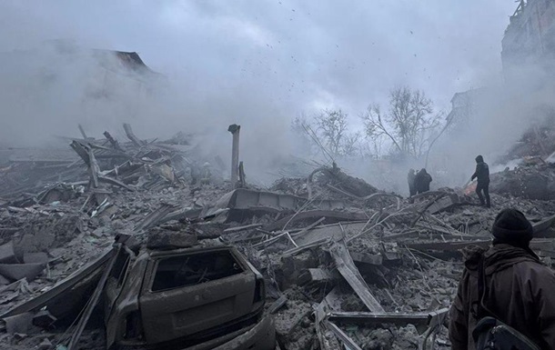 Удар по Харькову: под завалами ищут пять человек