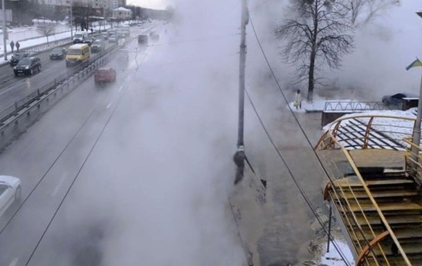 В Киеве 16-летняя девушка упала в яму с кипятком