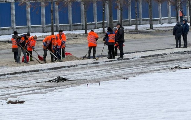 В Днепре на дорогах 300 тонн масла из-за атаки РФ